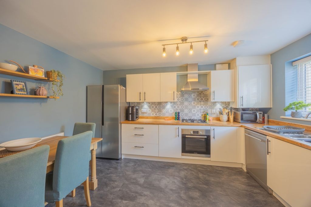 Property photo 2 of 25 Ewemove Taunton Derham Close 2 (3)