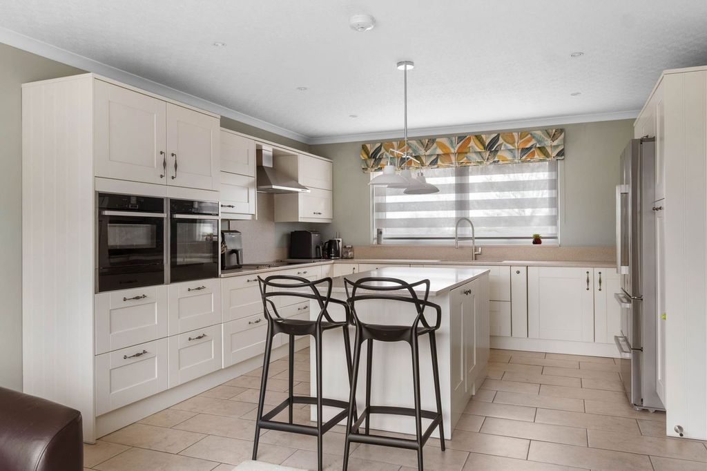 Property photo 2 of 34