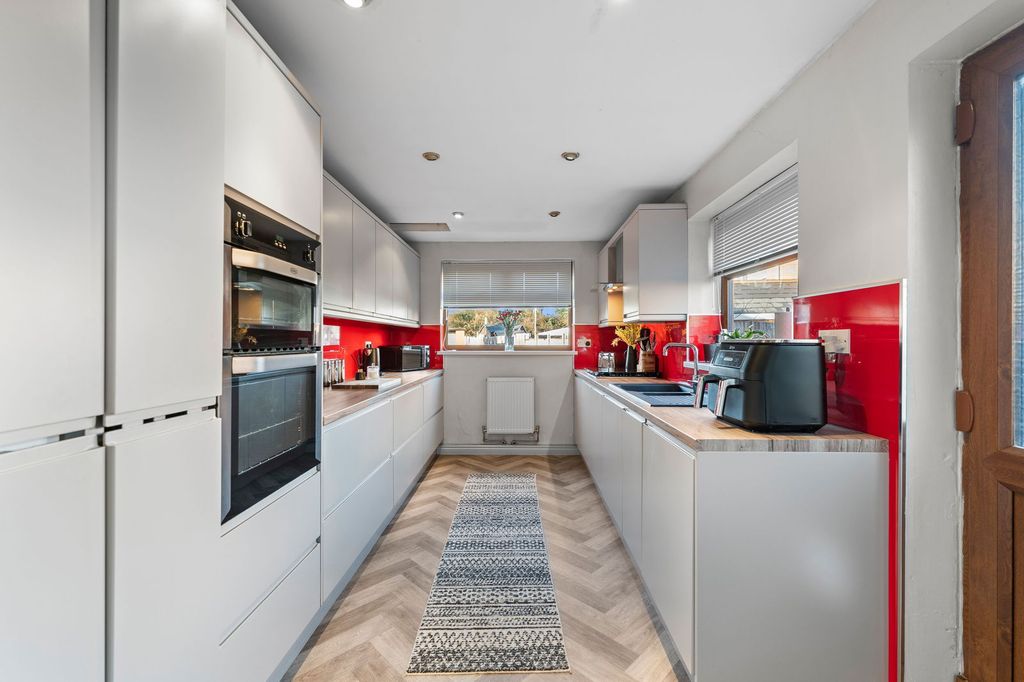 Property photo 3 of 31