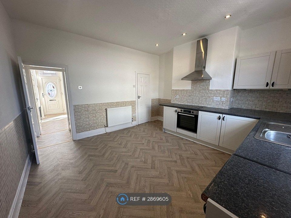 Property photo 3 of 8 Kitchen