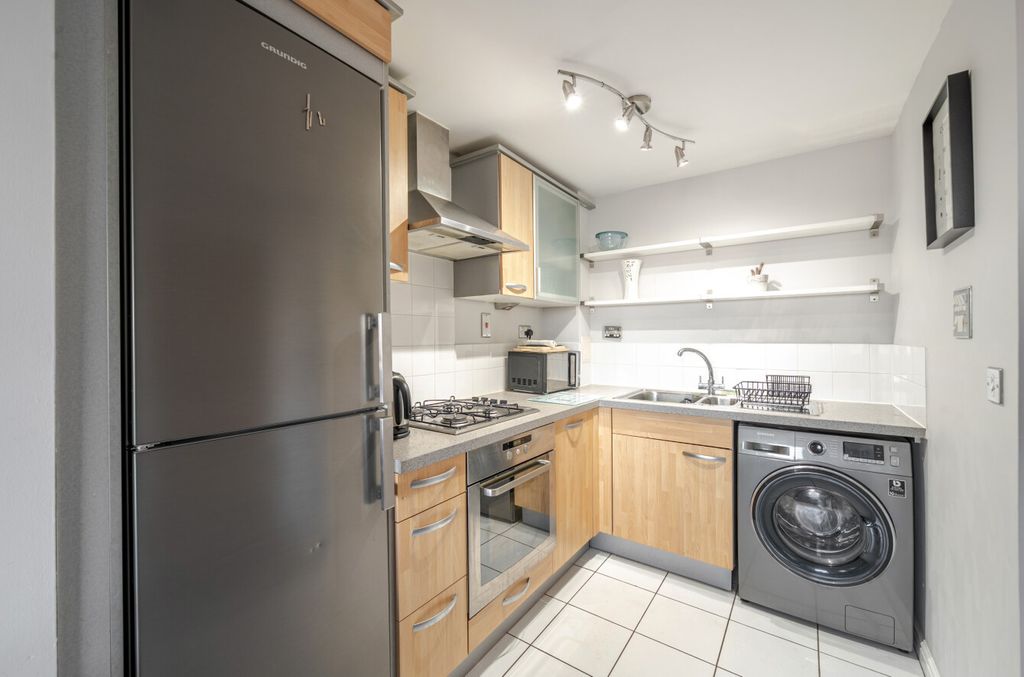 Property photo 3 of 11 1384138-6-6929Ca2...