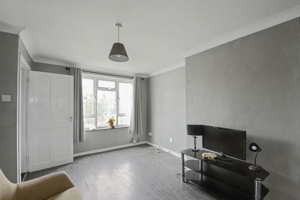 Property photo 3 of 16 8A Long Lane, Aston End, Nr Stevenage, Hertfordshire Sg2 7Hg