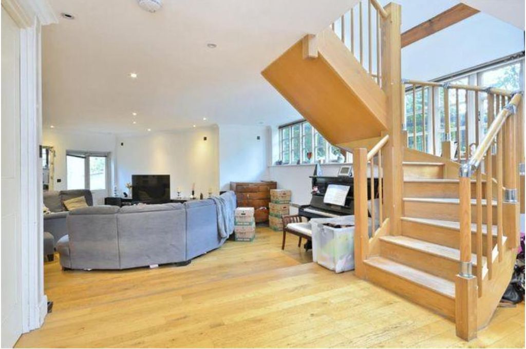 Property photo 3 of 8 Js-liv-2-Png-9