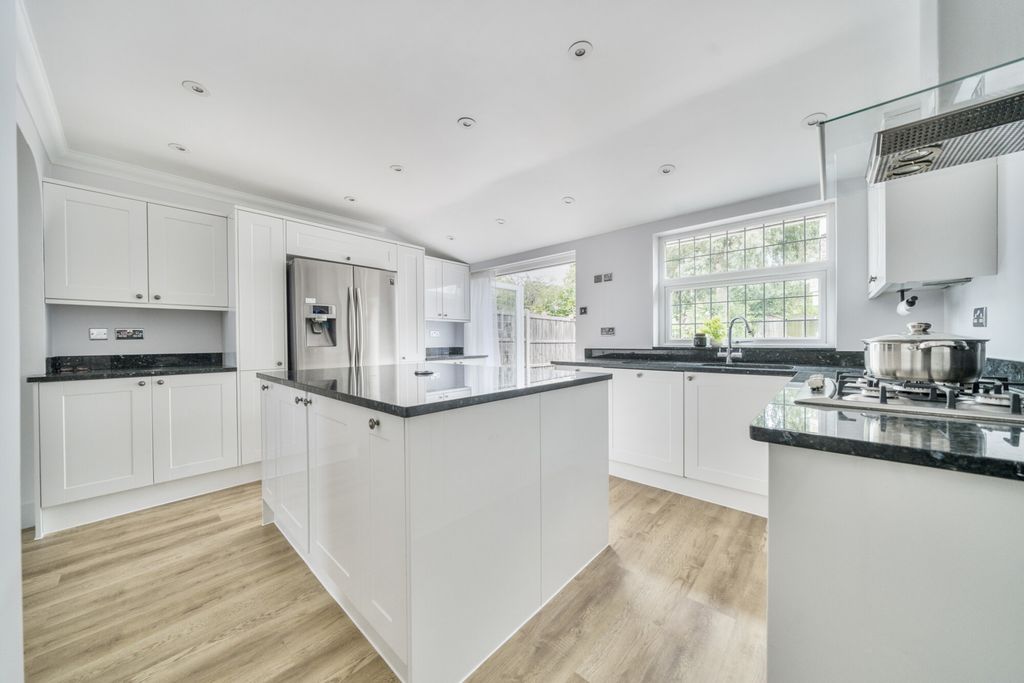 Property photo 3 of 19 1295533-28-682B2A...