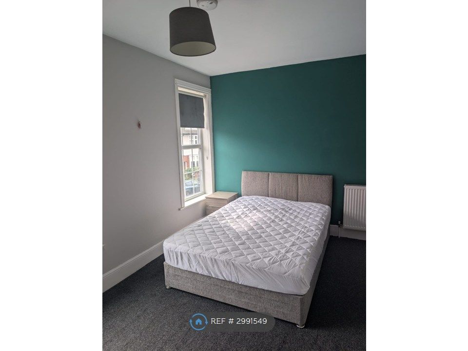 Property photo 1 of 12 Room 5