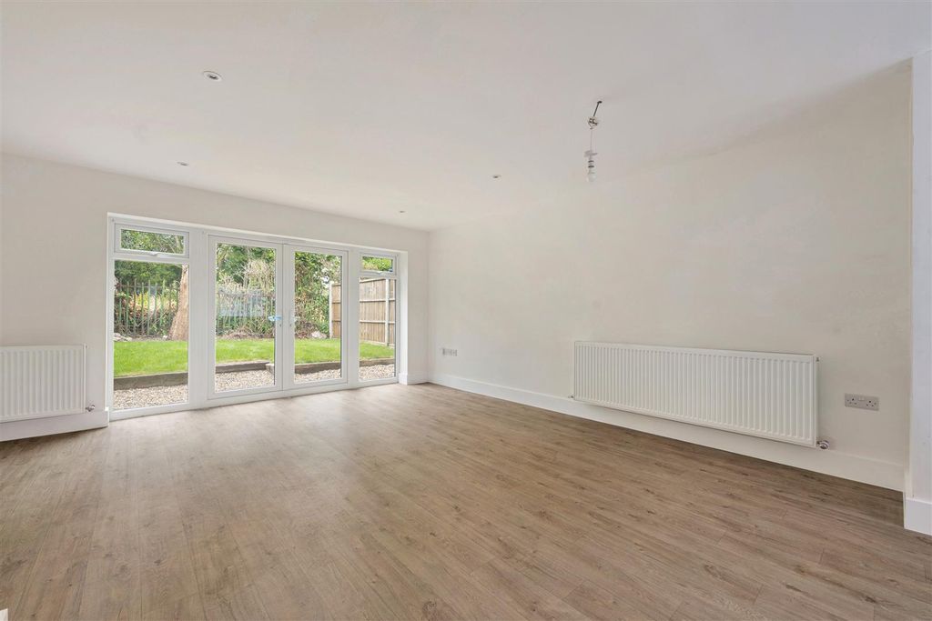 Property photo 1 of 25 Diana Close, E18