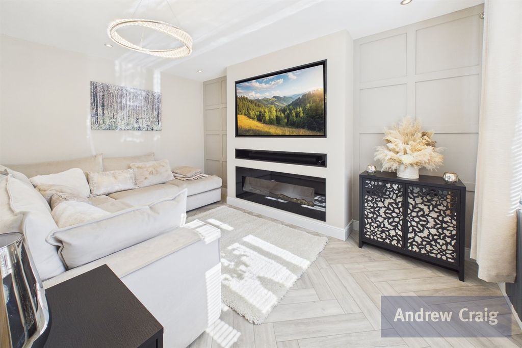 Property photo 2 of 17 Lounge