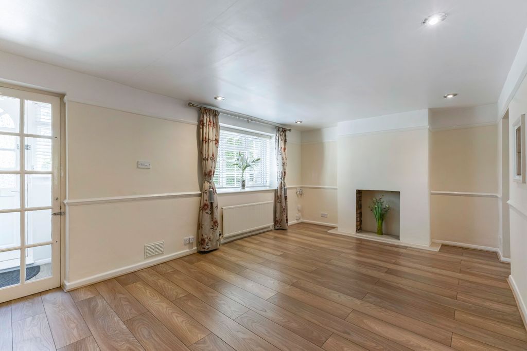 Property photo 2 of 25