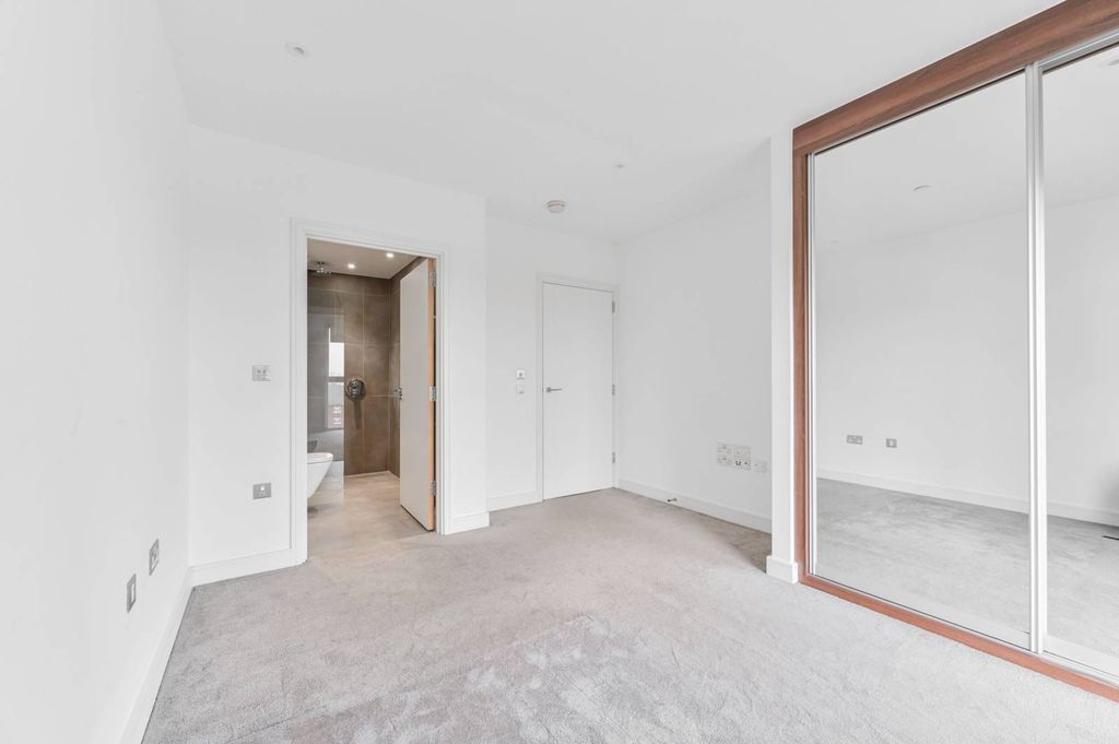 Property photo 2 of 27