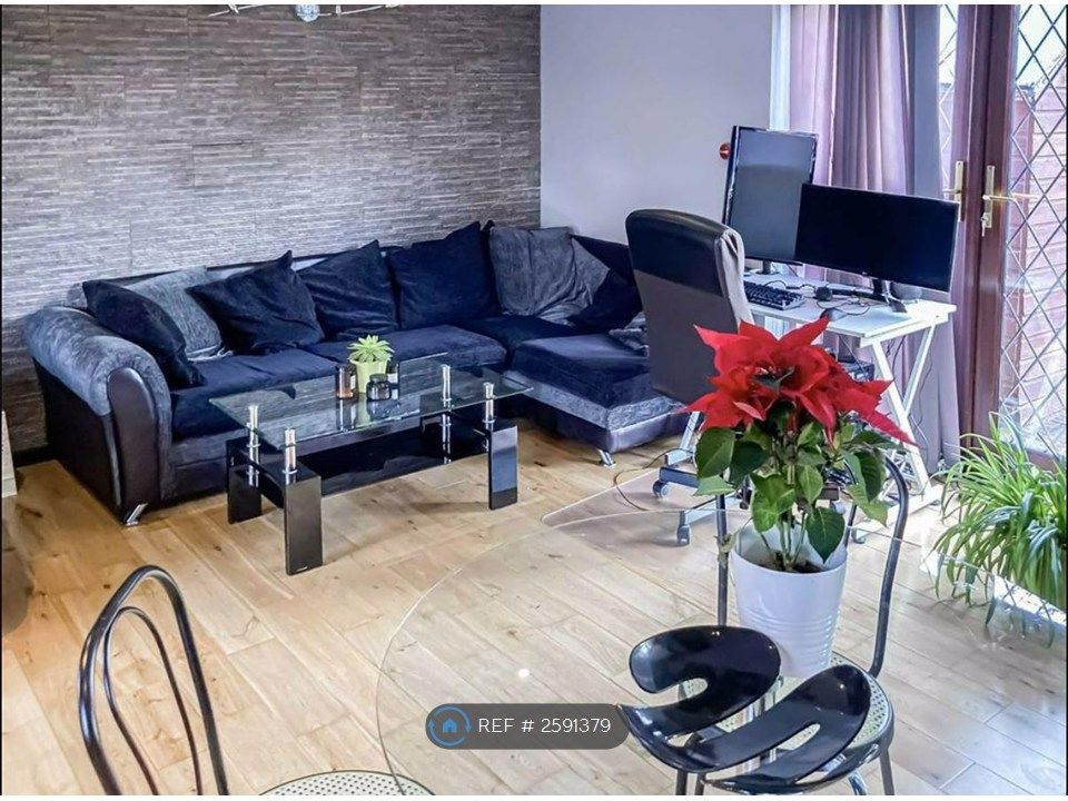 Property photo 1 of 10 Living / Dining