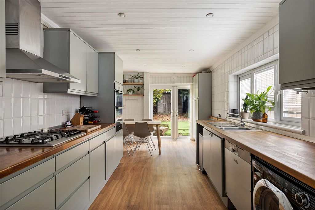 Property photo 3 of 36 Etchingham Road E15