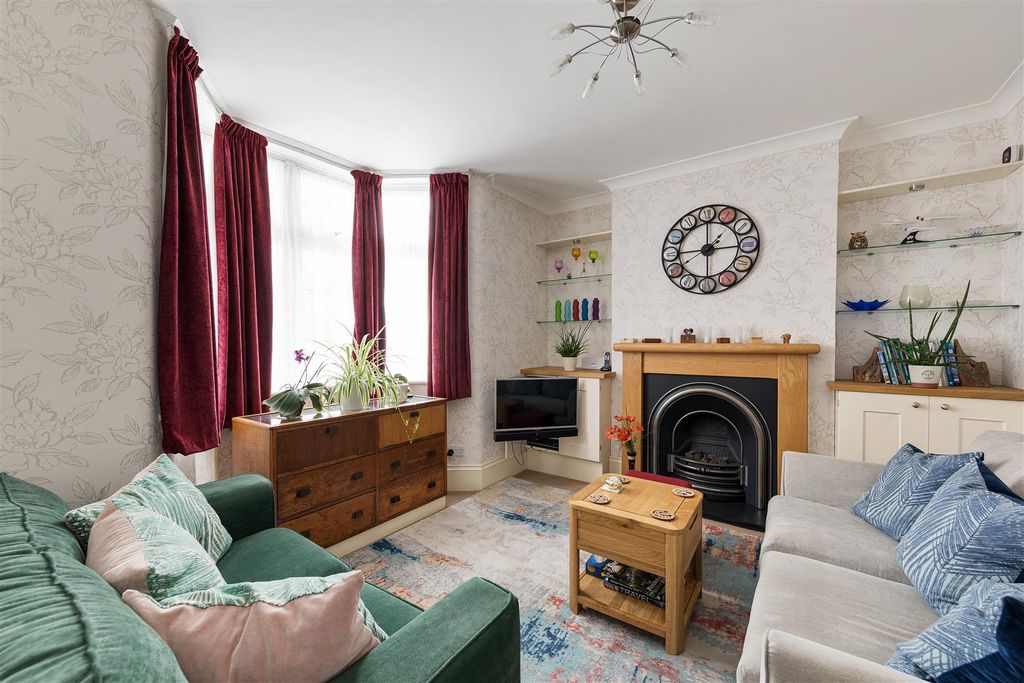 Property photo 3 of 30 Roding Avenue, Ig8