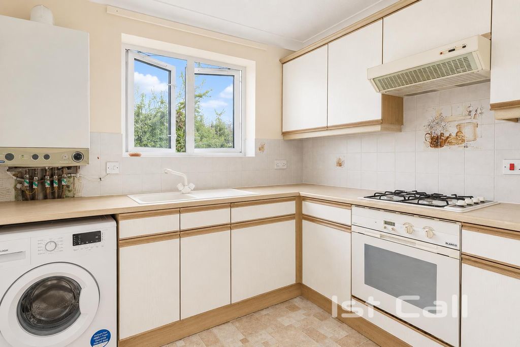 Property photo 3 of 10 Kitchen
