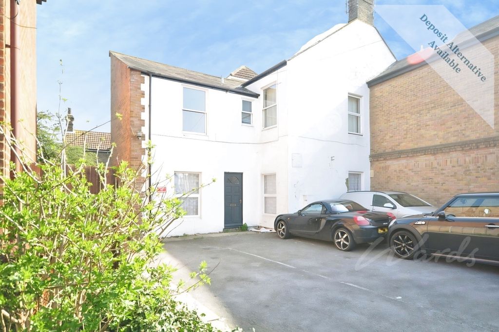Property photo 1 of 5 Station Road Front