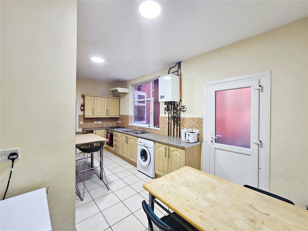 Property photo 3 of 11 Kitchen