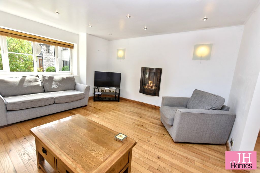 Property photo 2 of 27