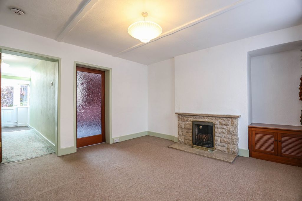 Property photo 3 of 12 Lounge