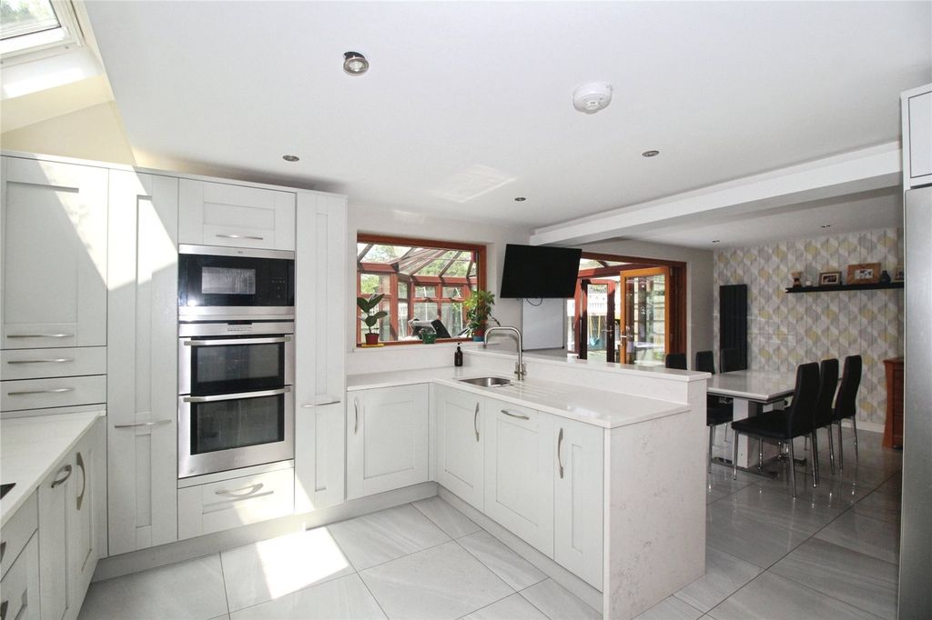 Property photo 3 of 21 Living Kitchen