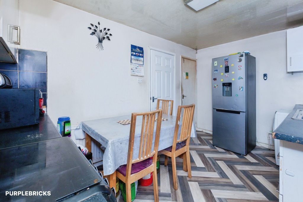 Property photo 3 of 22 Kitchen