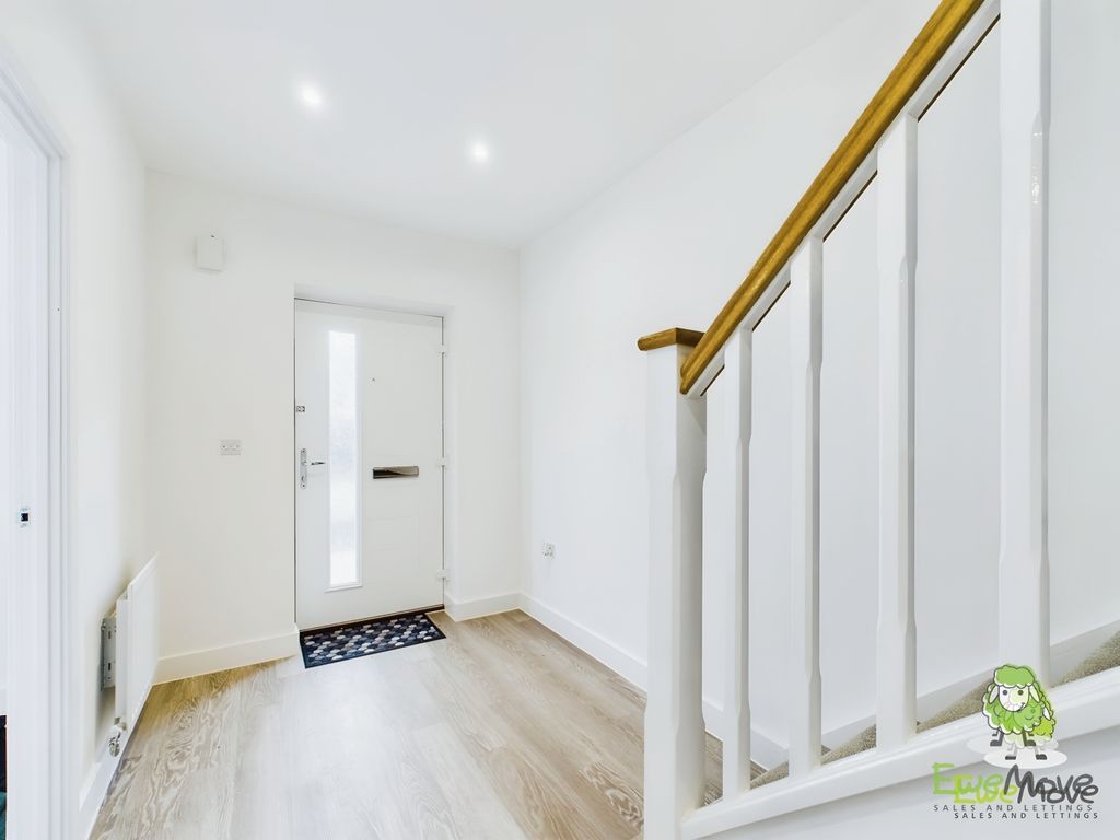 Property photo 3 of 21 Entrance Hall