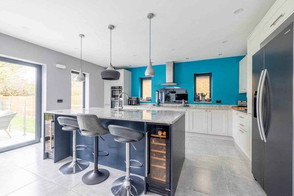 Property photo 2 of 27