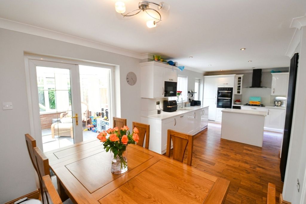 Property photo 2 of 32