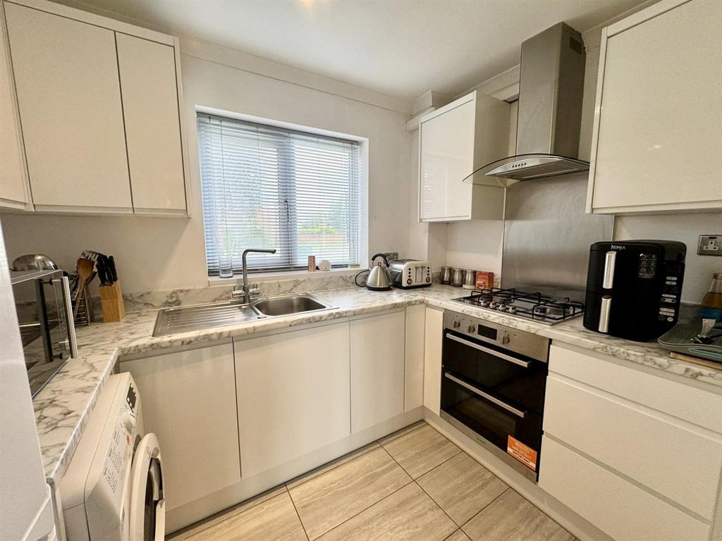 Property photo 2 of 10 Kitchen