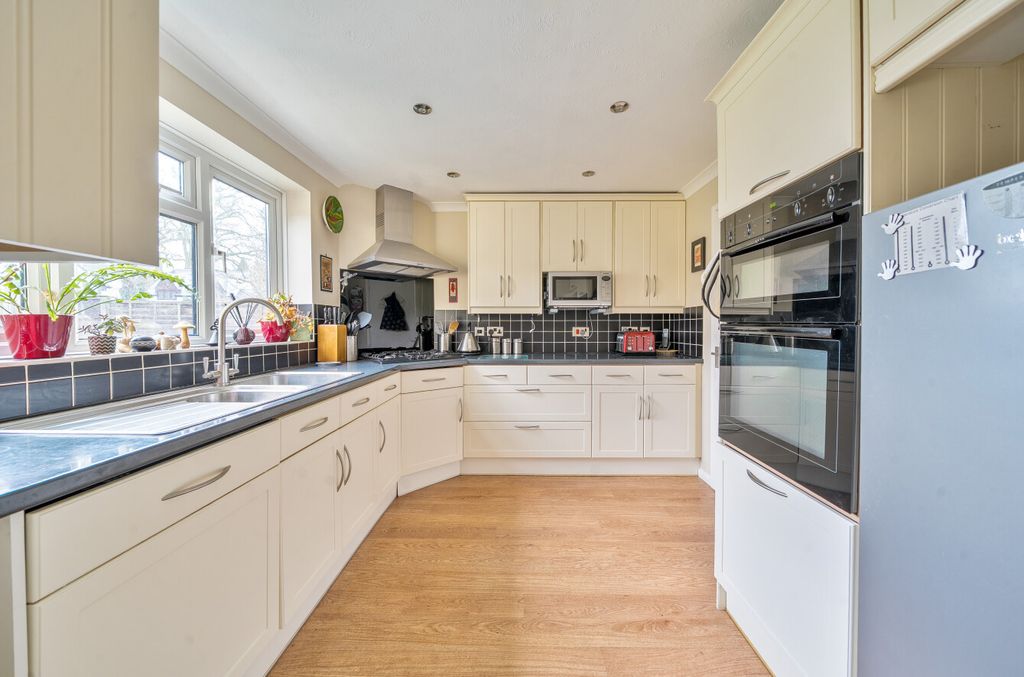 Property photo 3 of 12 1387862-6-693Ab20...