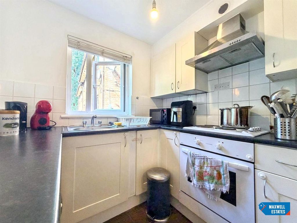Property photo 3 of 10 Oval Court 7.Jpg