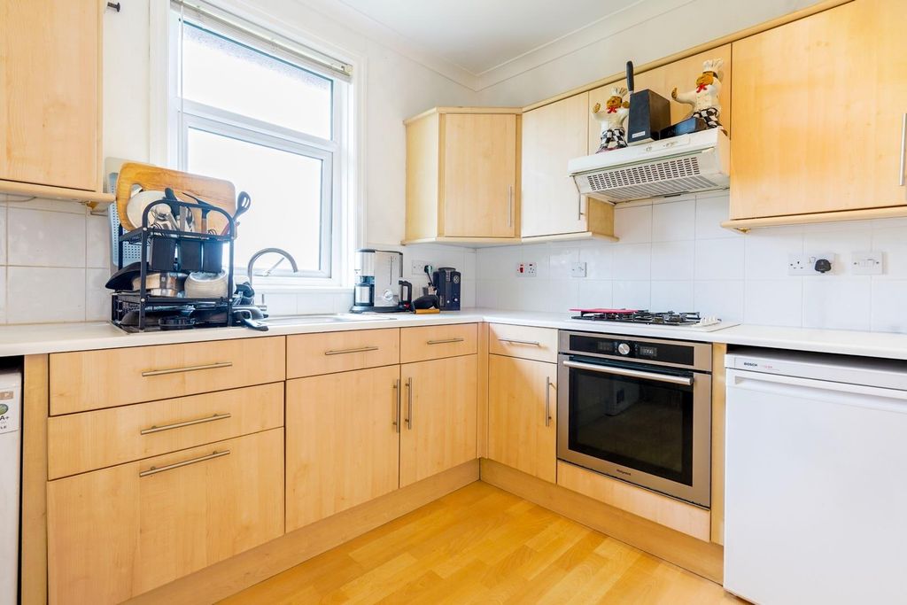 Property photo 3 of 7 Kitchen