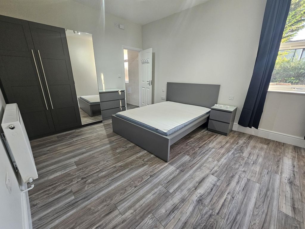 Property photo 1 of 10 Bright, Modern Double Bedroom With A Large Window,...