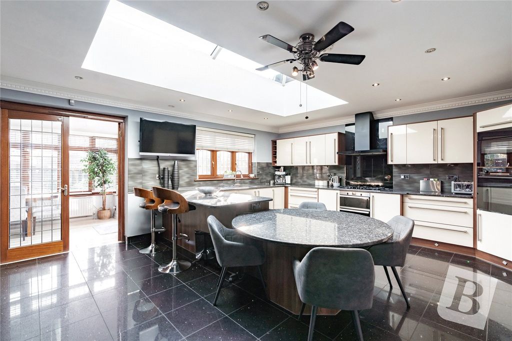 Property photo 2 of 29 Kitchen