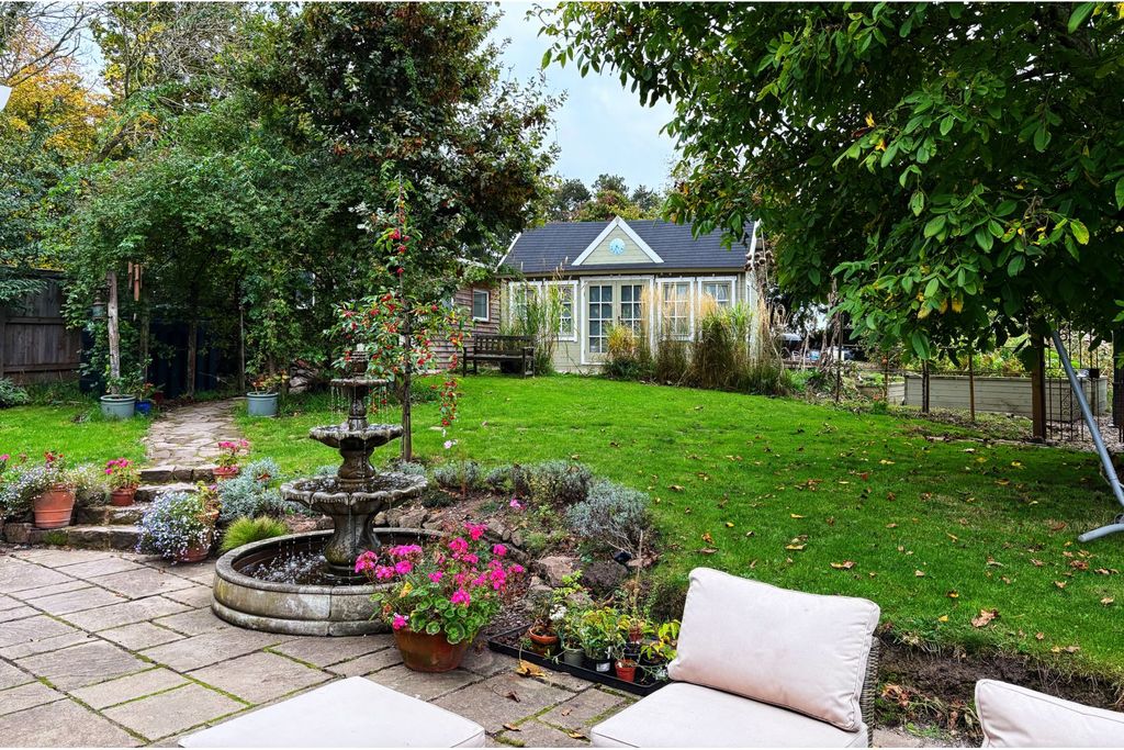 Property photo 2 of 26 Landscaped Gardens