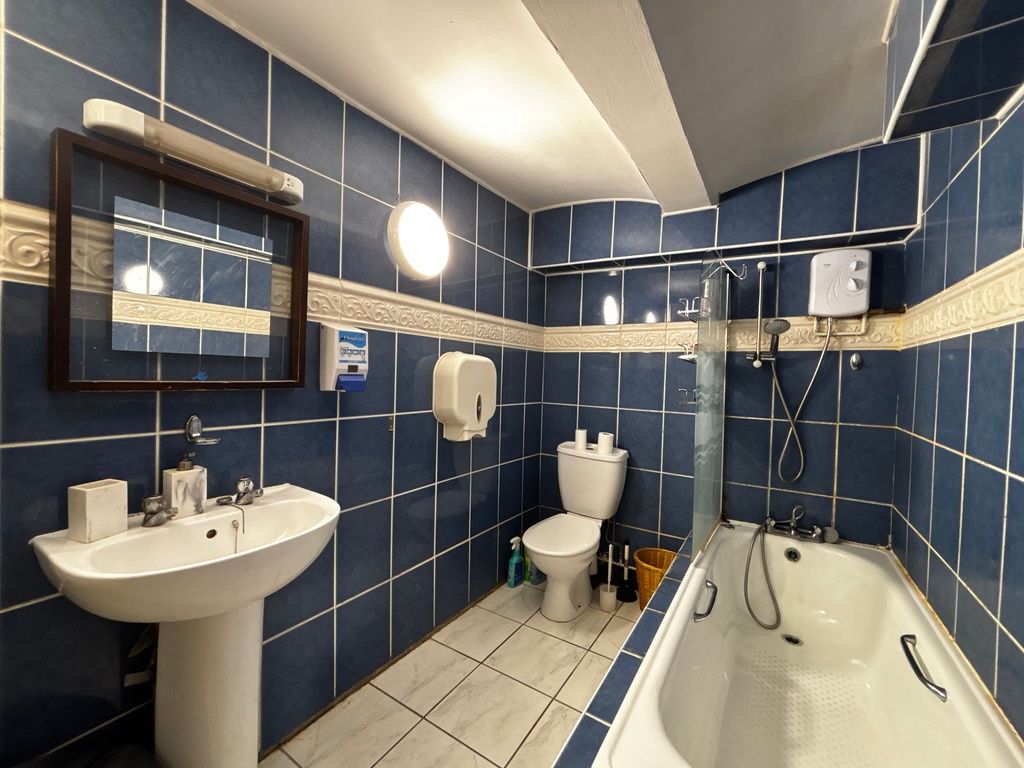 Property photo 3 of 8 Bright Bathroom Suite With A Full-Sized Bath...