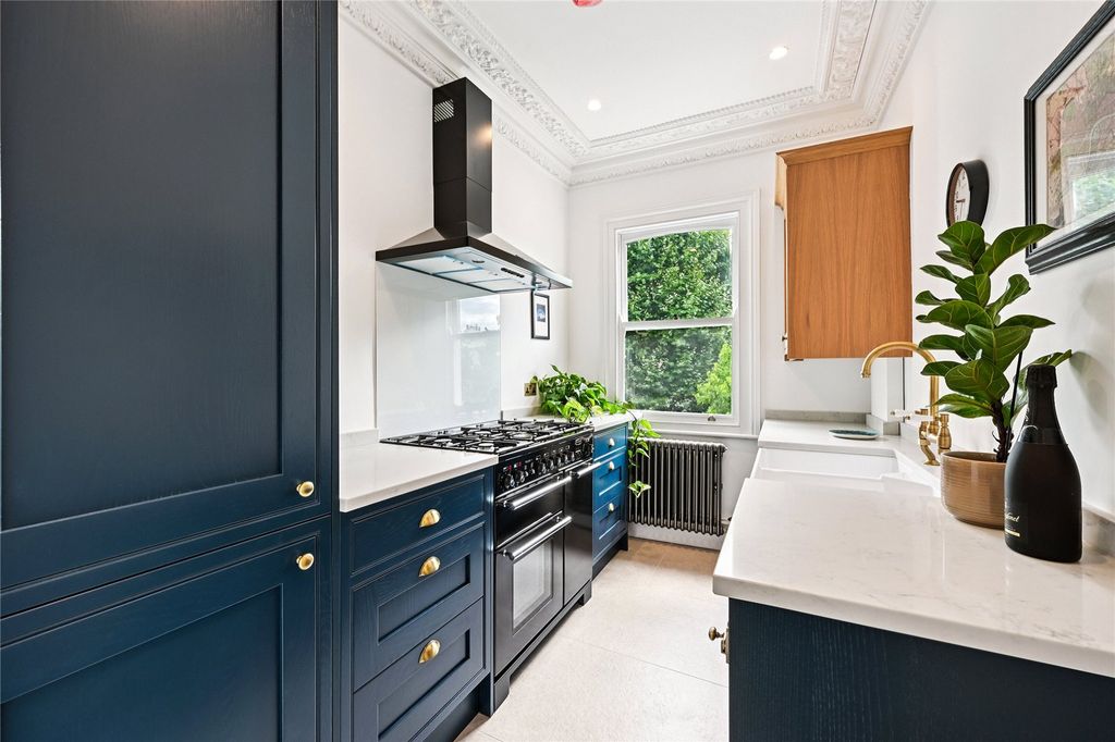 Property photo 2 of 10 Kitchen