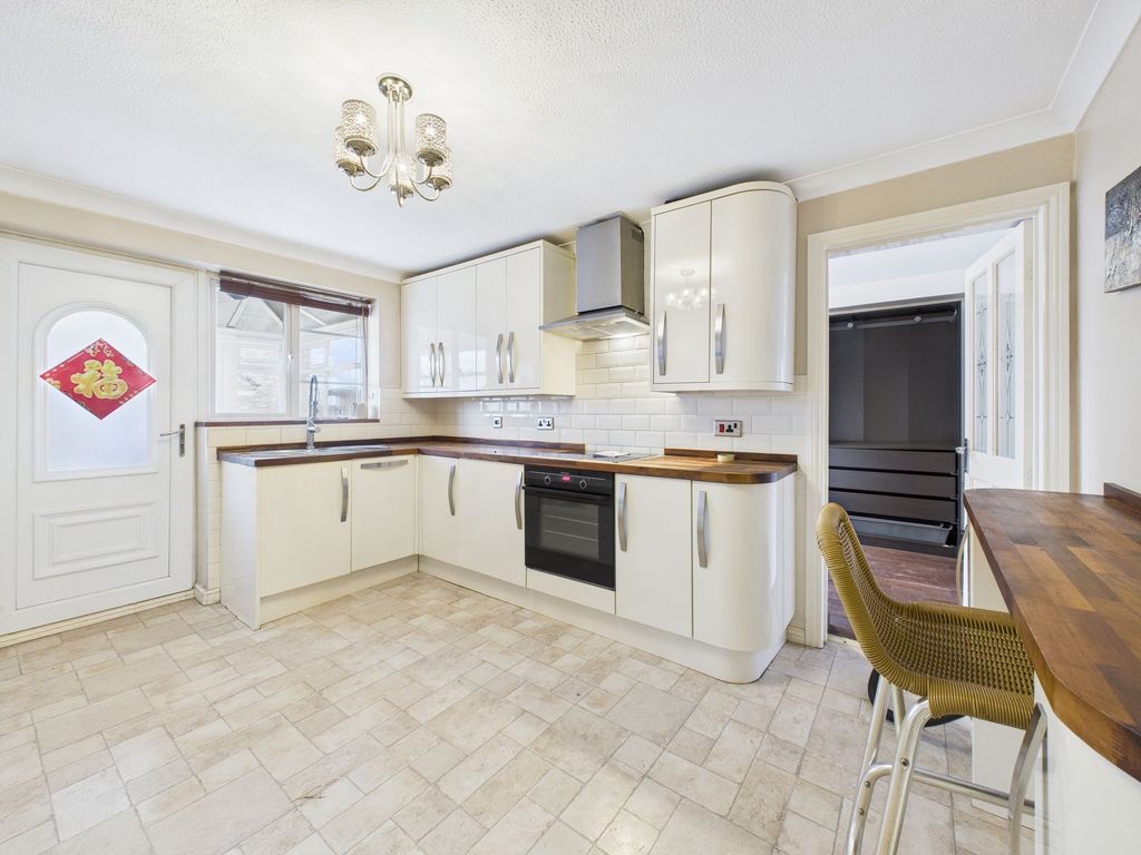 Property photo 3 of 12 Kitchen