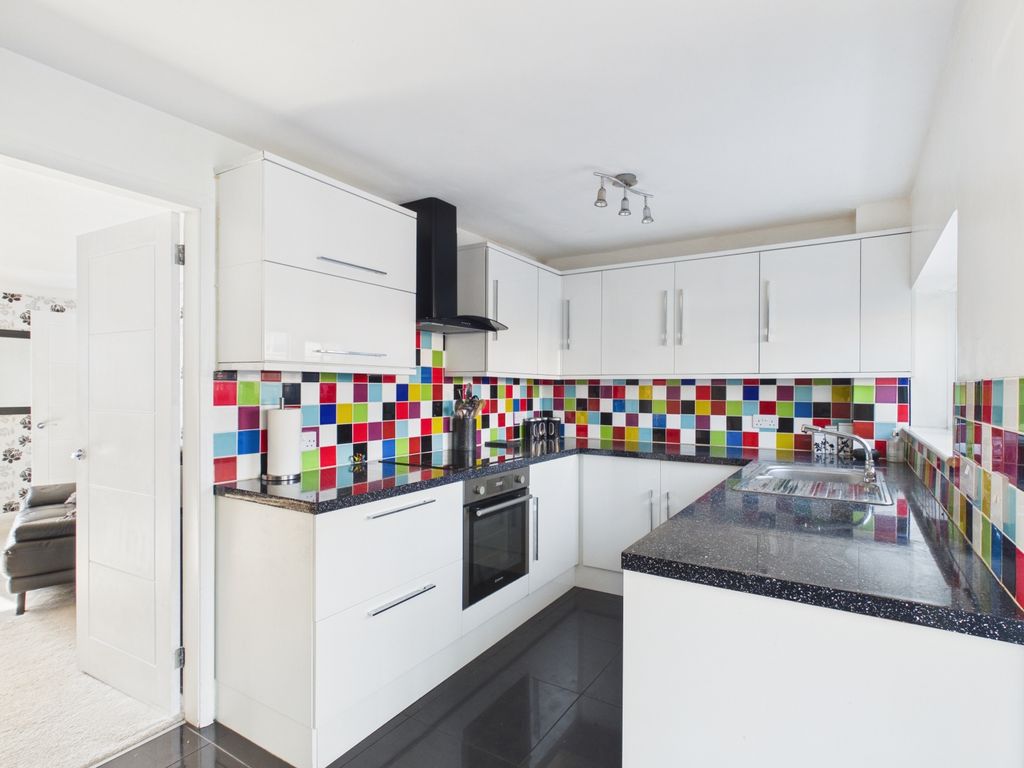 Property photo 3 of 11 Kitchen