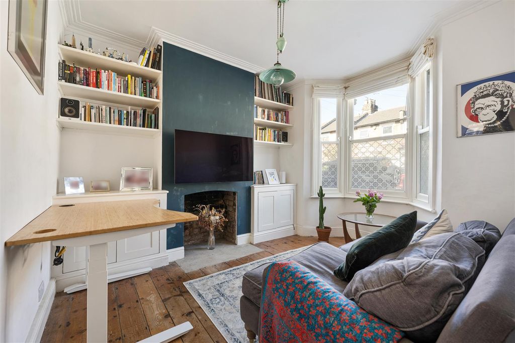 Property photo 2 of 30 Pevensey Road, E7