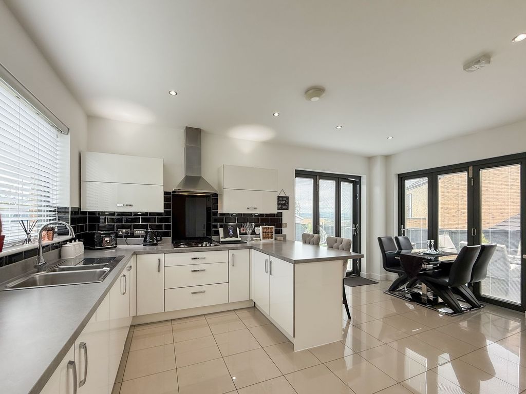 Property photo 3 of 12 Dining Kitchen