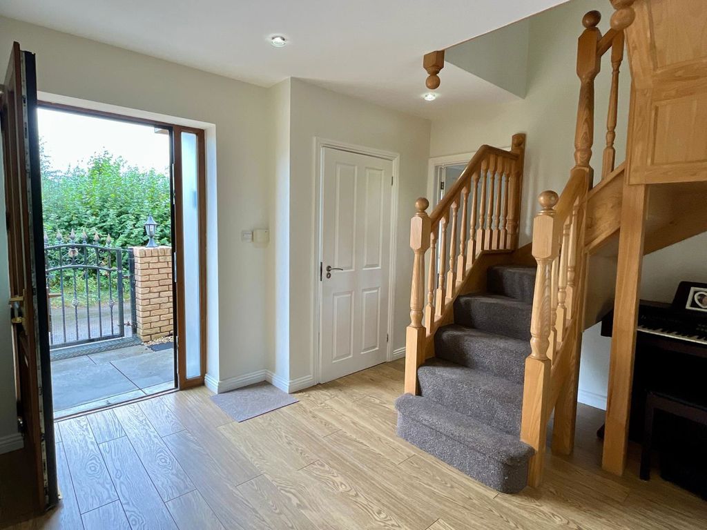 Property photo 2 of 33