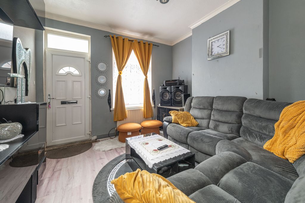Property photo 3 of 15 Lounge