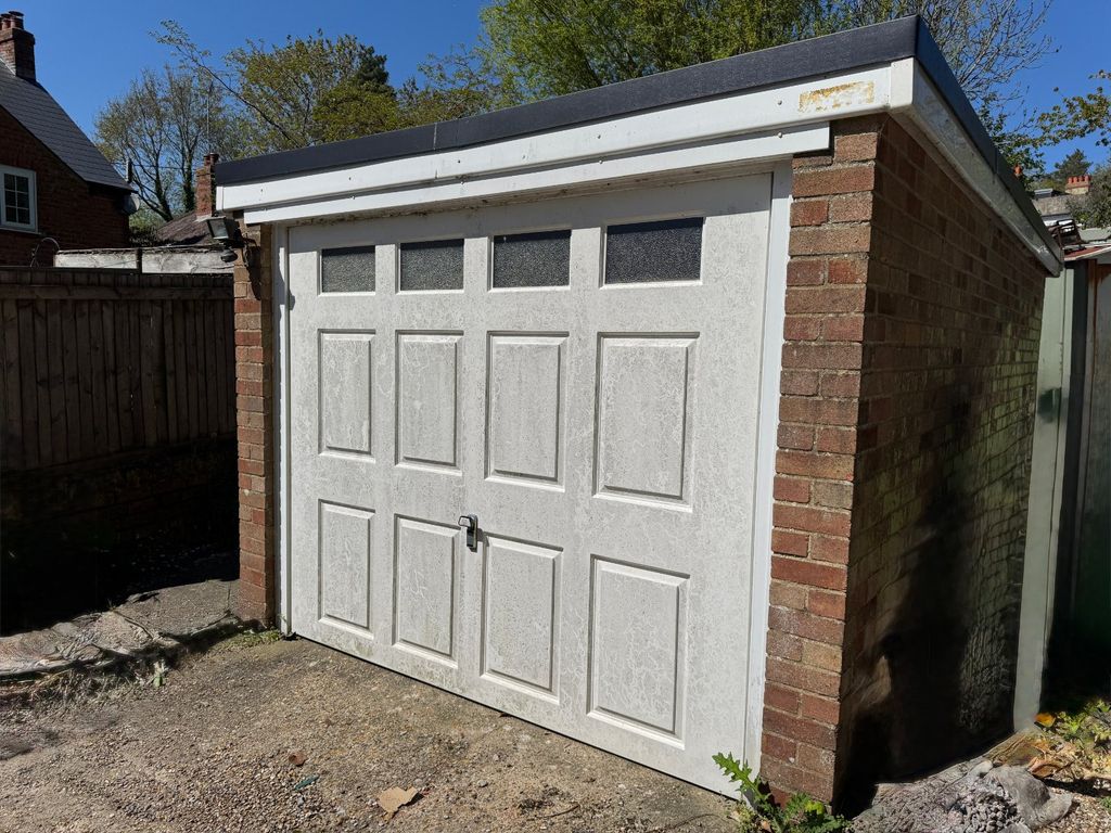 Property photo 3 of 9 Garage
