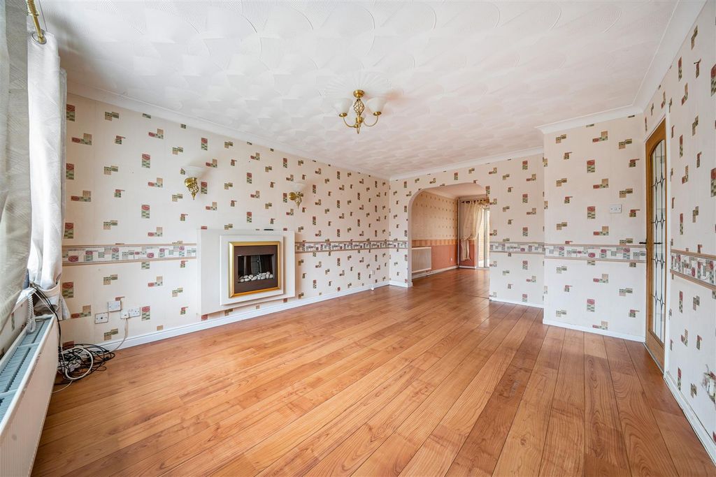 Property photo 2 of 27
