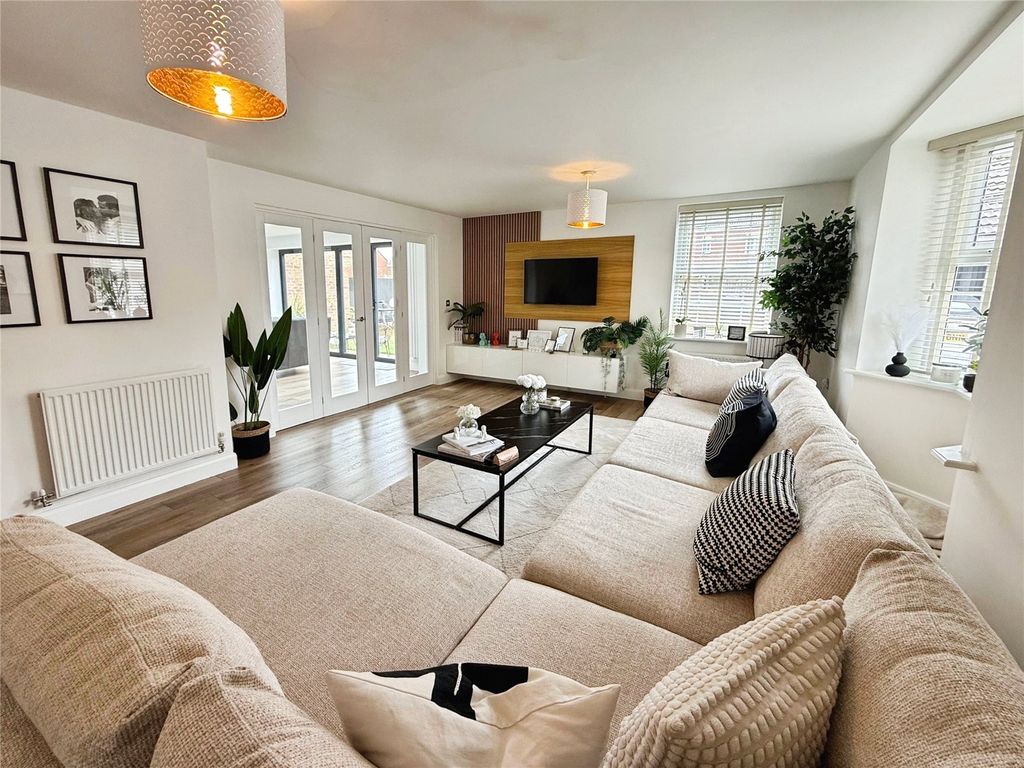 Property photo 2 of 31 Lounge