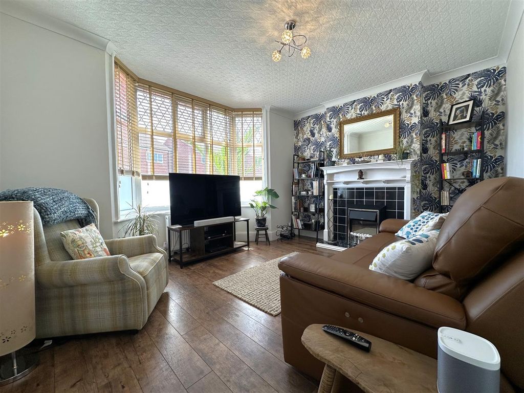 Property photo 2 of 24 Bay-Fronted Lounge 836