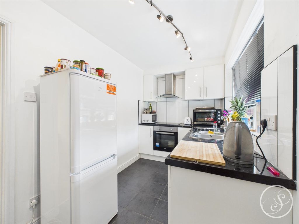 Property photo 3 of 9 Kitchen