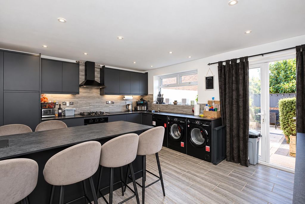 Property photo 2 of 23 2726Eeb1-8A40-446F-9103-3244Dce9Bb4d.Png
