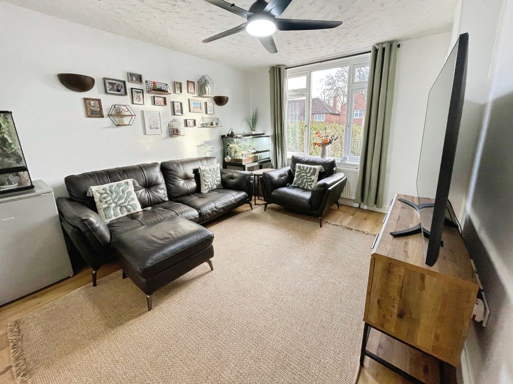 Property photo 3 of 16 Lounge