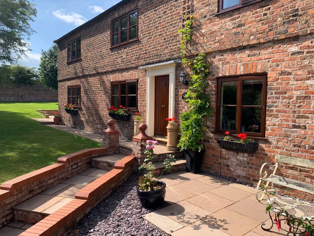 Property photo 1 of 18 Formal Entrance