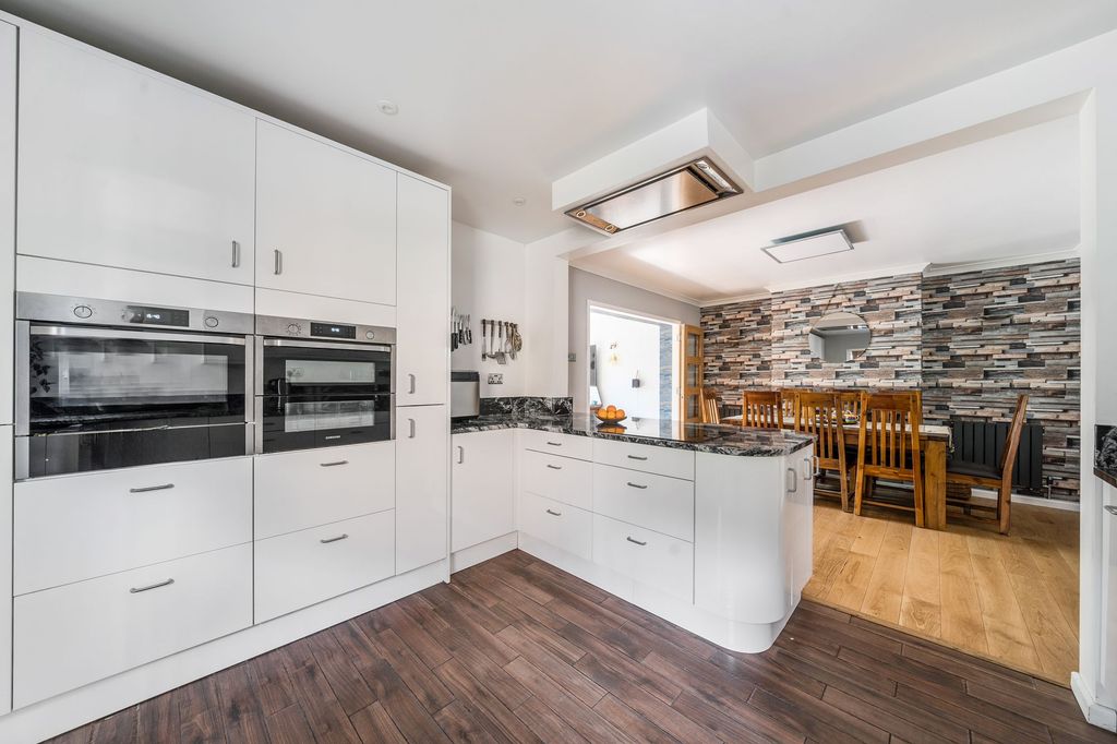Property photo 3 of 19 Kitchen/Breakfast/Diner
